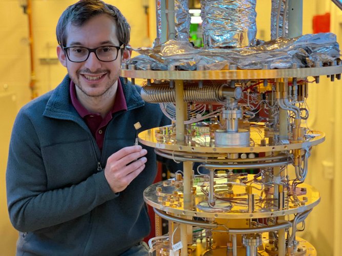 Daniel Rodan-Legrain ao lado de um transportador de chip usado na pesquisa.
