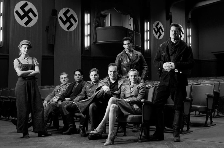 Tarantino com o elenco principal do filme.
