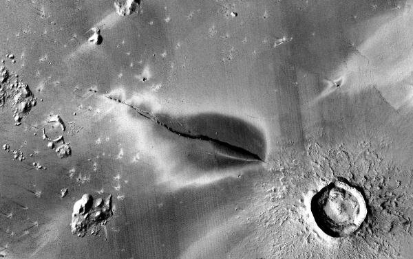 Imagem de satélite do que pode ser um depósito de lava em torno de uma fissura, em Marte. 