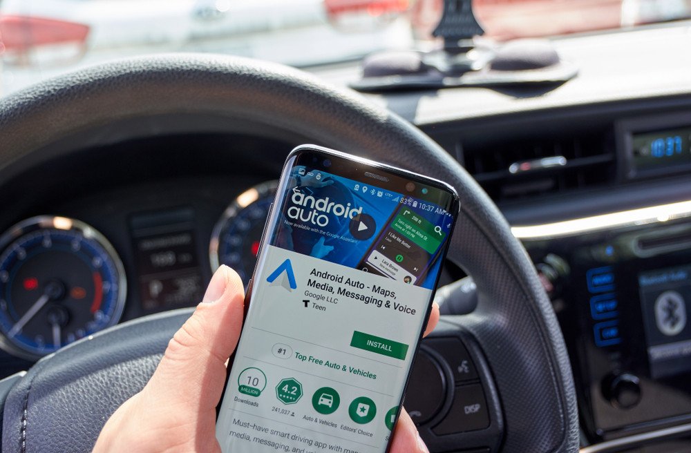 O Android Auto pode ser baixado gratuitamente na Play Store.