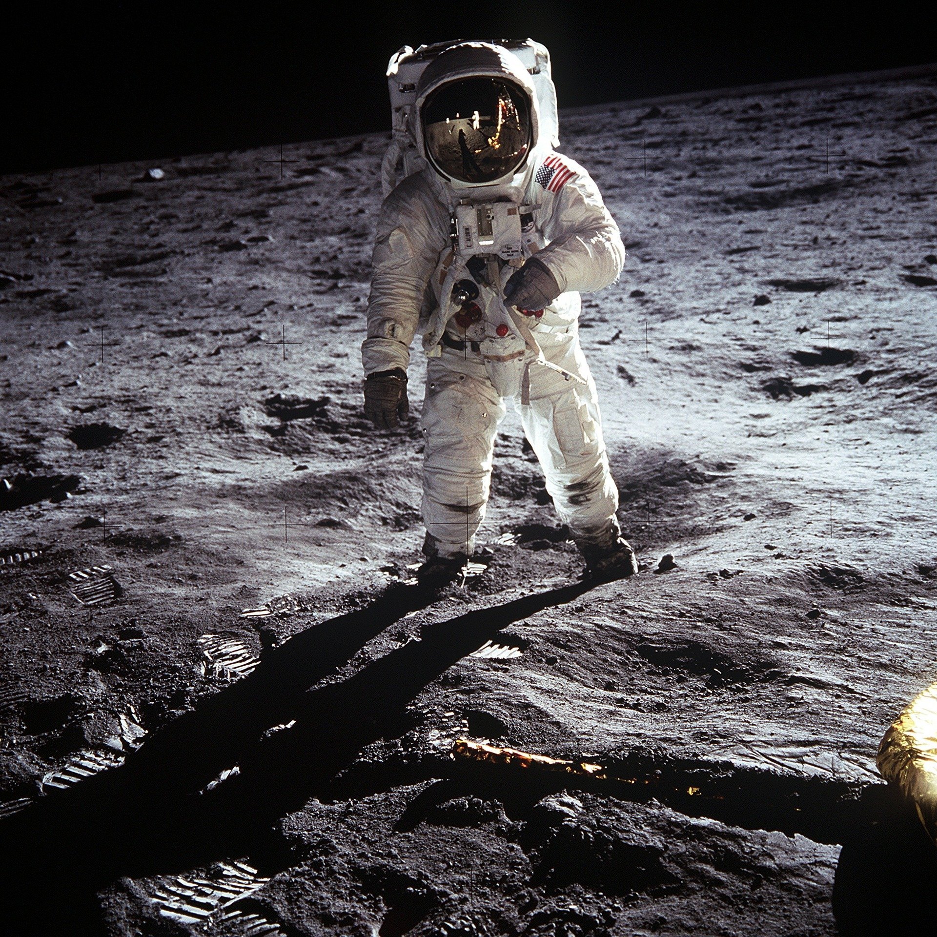 O programa Apollo fez 11 missões tripuladas, 6 delas pousaram na lua.