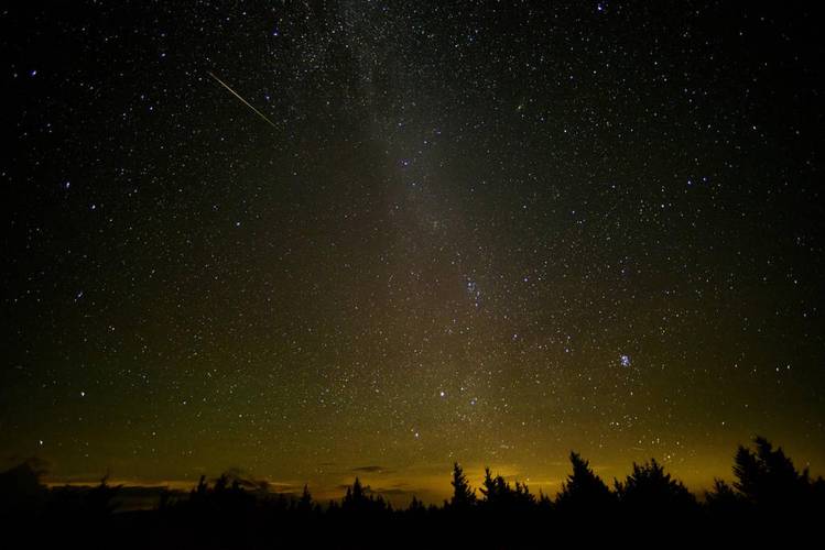 Chuva de meteoros anual Perseidas, em foto de longa-exposição feita em 2016.