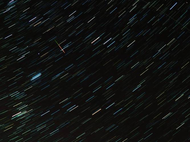 O que enxergamos a olho nu, da Terra, não são meteoros, mas sim sua luz ou ionização.