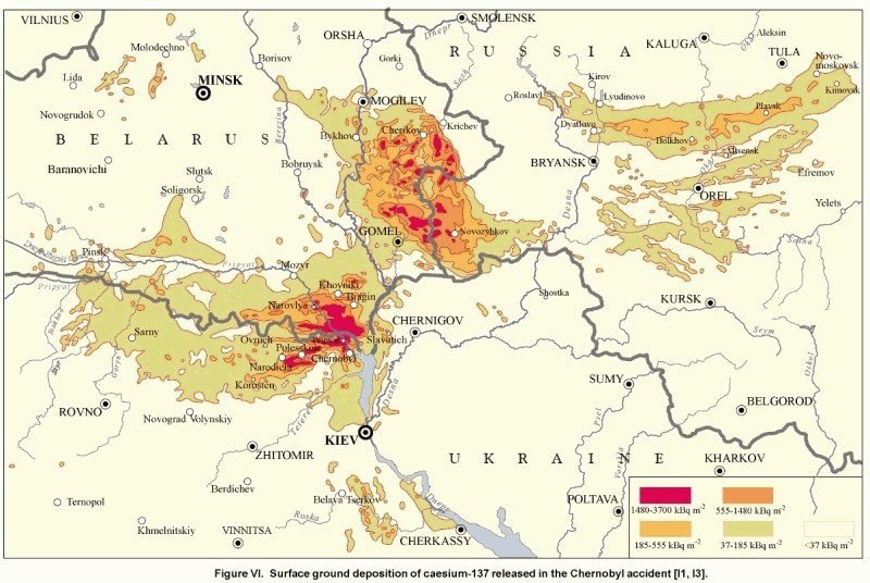 Mapa da região contaminada por césio-137, um dos elementos químicos liberados durante a explosão. Vermelho indica maior índice de contaminação, seguido pelas cores mais escuras.