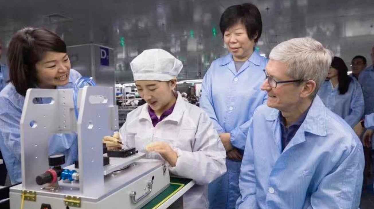 Cook em uma das visitas a fábricas chinesas de fornecedores da Apple.