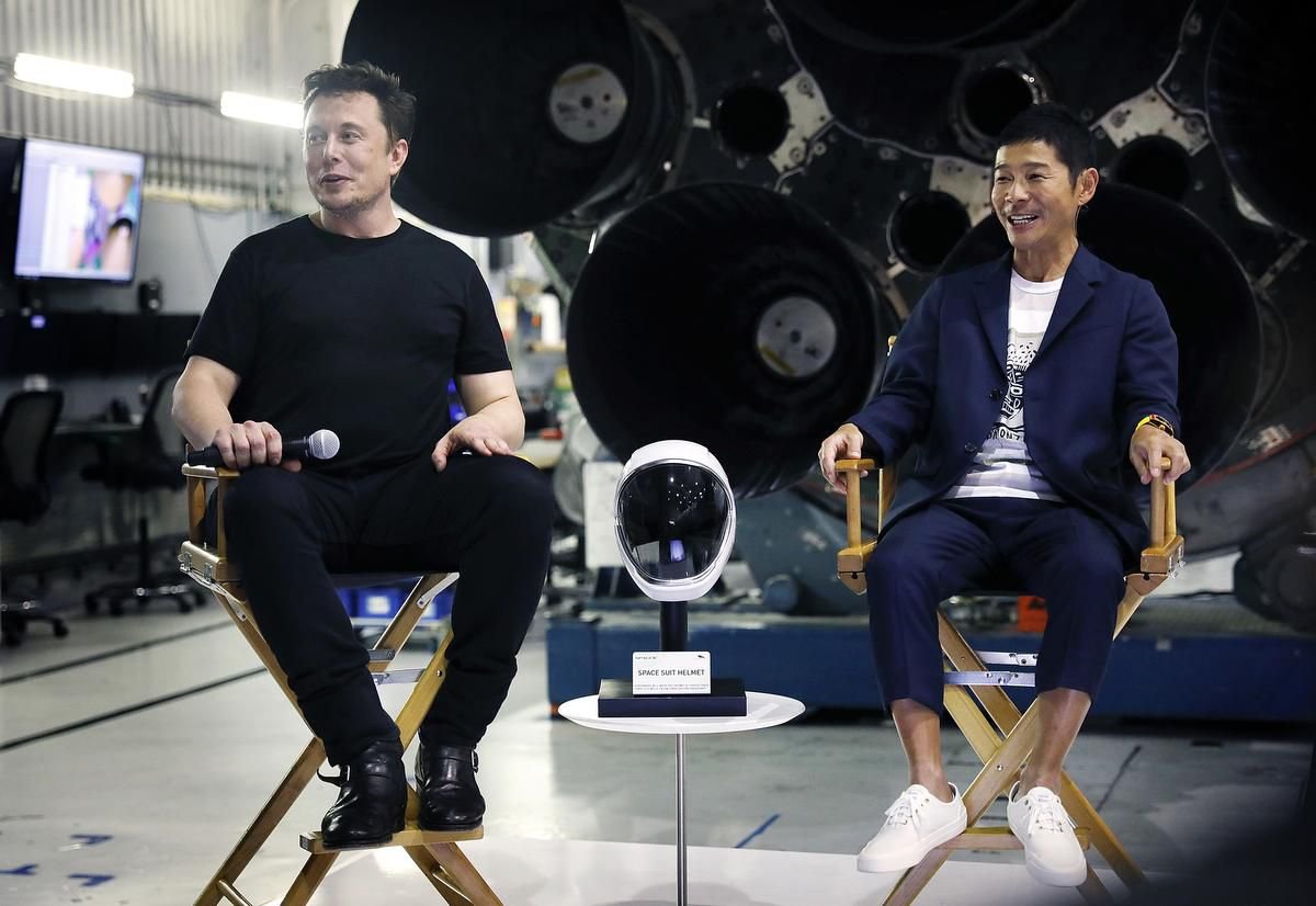 CEO da SpaceX, Elon Musk, ao lado do magnata Yusaku Maezawa.