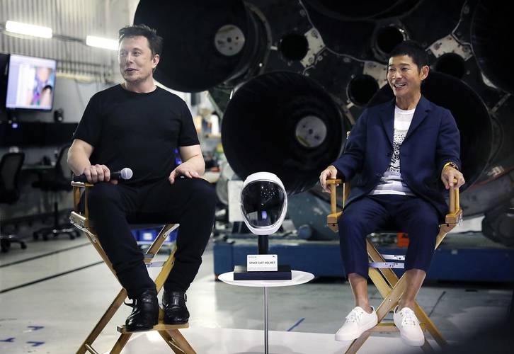 CEO da SpaceX, Elon Musk, ao lado do magnata Yusaku Maezawa.