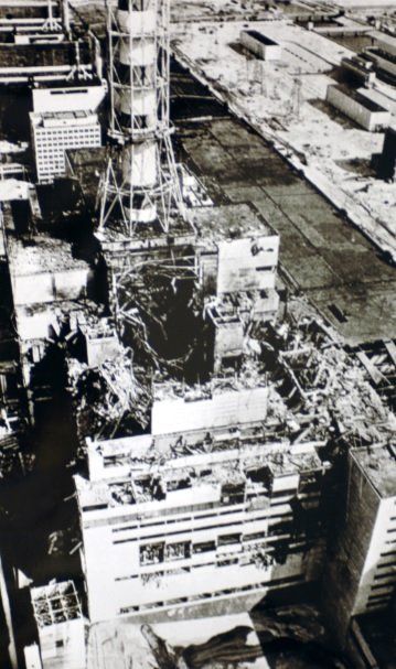 Fotografia da usina de Chernobyl após a explosão de um reator em 1986