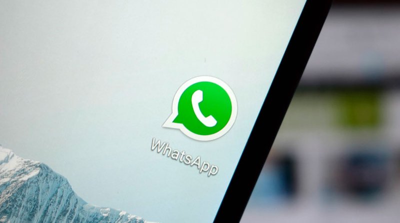 Para roubar a conta, os criminosos realizam ligações fingindo ser o Ministério da Saúde e o suporte do WhatsApp.