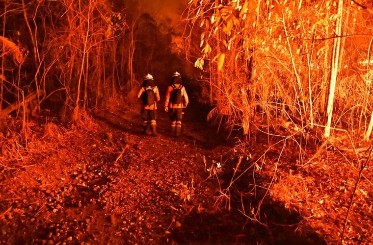 Combate a incêndio florestal no Mato Grosso durante estiagem.