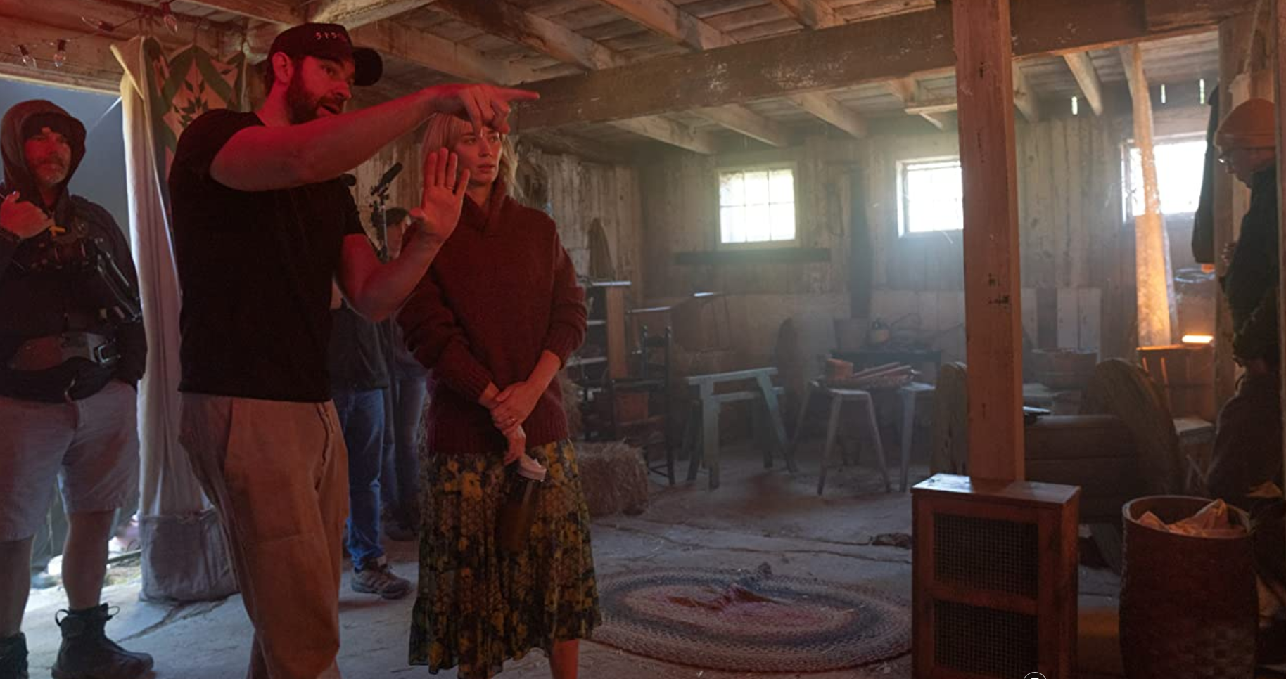 John Krasinski e Emily Blunt nos bastidores de 'Um Lugar Silencioso: Parte II'.