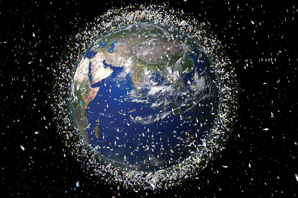 Toneladas de lixo espacial orbitam ao redor da Terra enquanto você lê esse artigo.