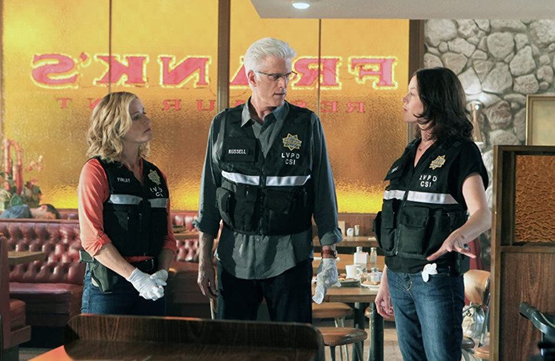 Elisabeth Shue, Ted Danson, e Jorja Fox em "CSI: Investigação Criminal" (2000)