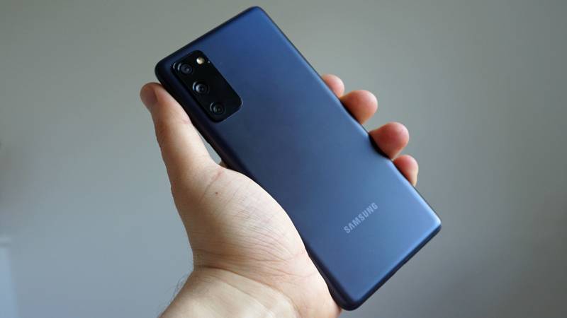 Galaxy S21 FE promete entregar ótimo desempenho com preço acessível.