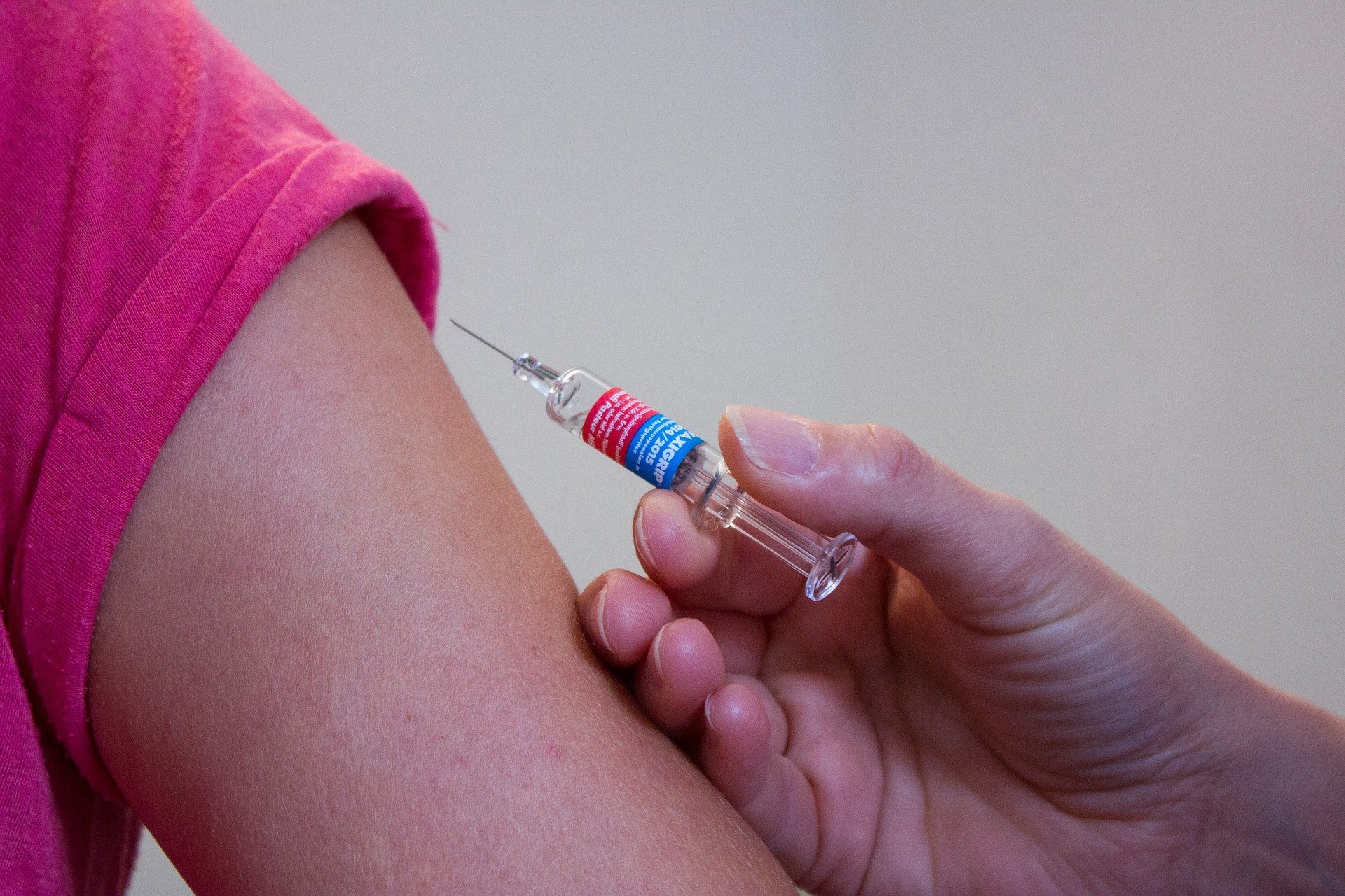 O músculo do braço mantém o imunizante no local correto para acessar os linfonodos.