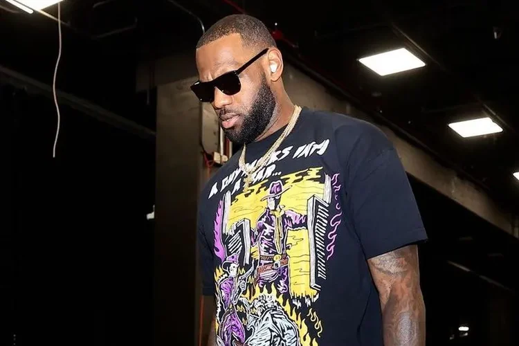 LeBron James usando o novo Beats Studio Buds.