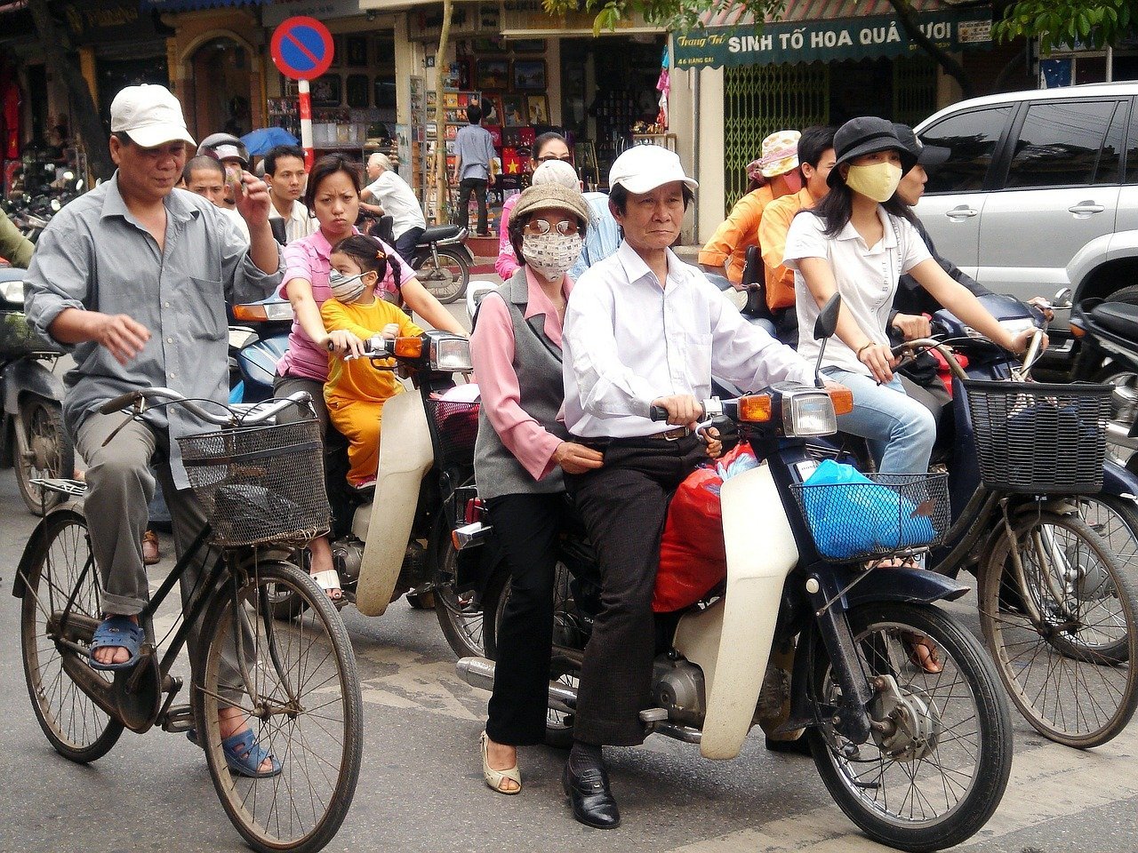 Ciclistas em área urbana do Vietnã.