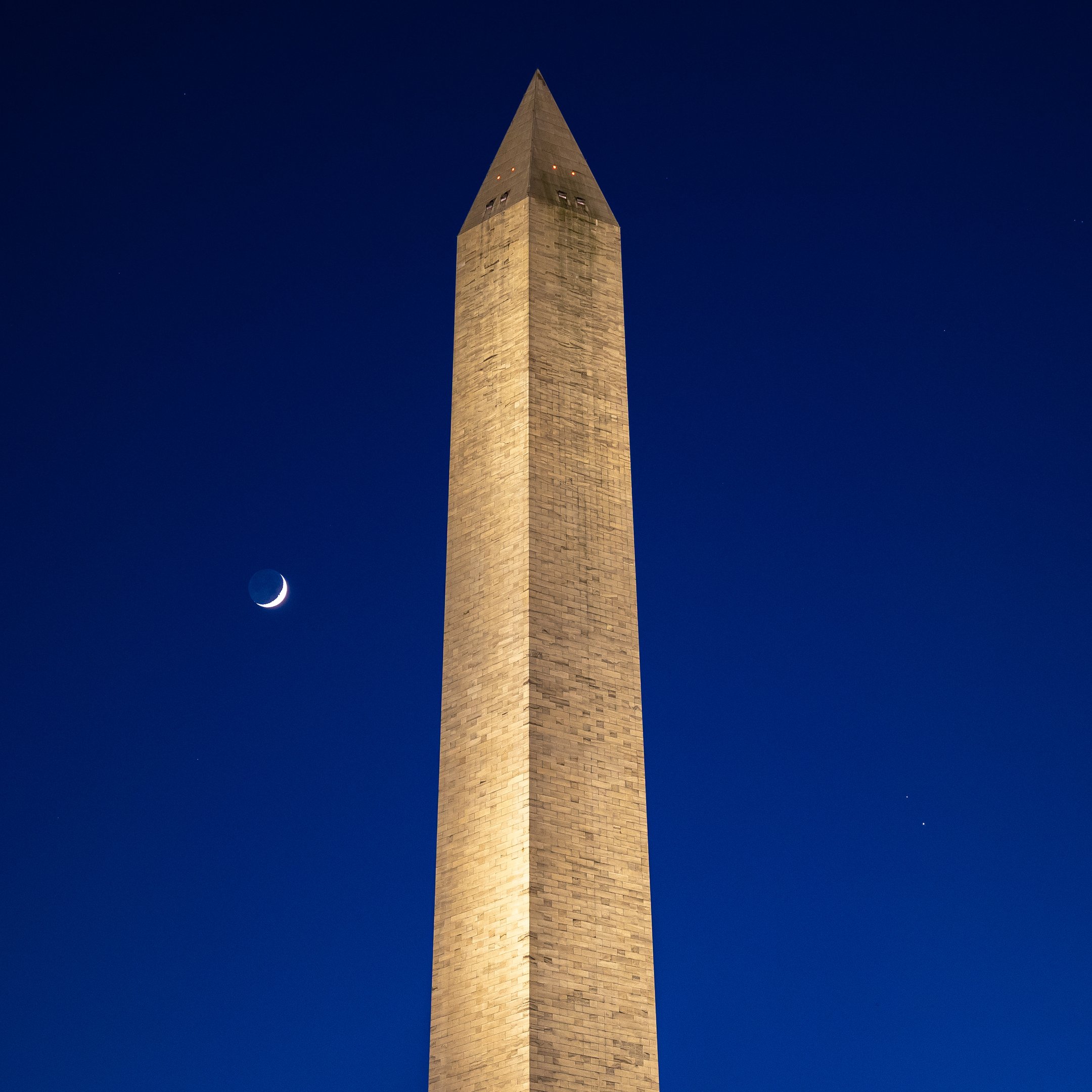 Conjunção entre a Lua (esquerda), Saturno (superior direita) e Júpiter (inferior direita), em Washington no ano passado