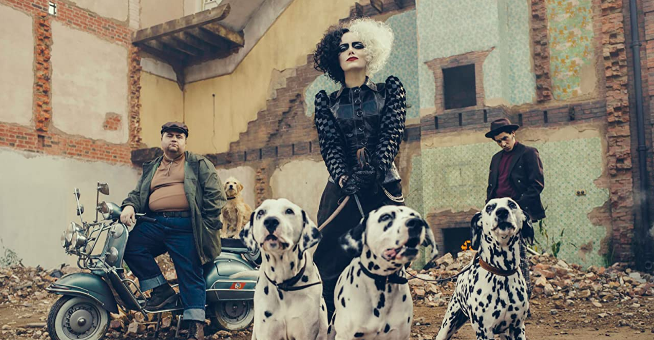 Emma Stone, Joel Fry e Paul Walter Hauser em 'Cruella'.