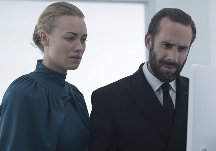 Joseph Fiennes and Yvonne Strahovski em "The Handmaid's Tale" (2017)