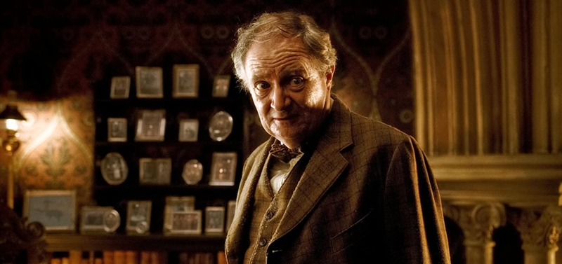 Jim Broadbent como Horace Slughorn.