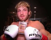 Logan Paul carrega carta rara de Charizard em luta