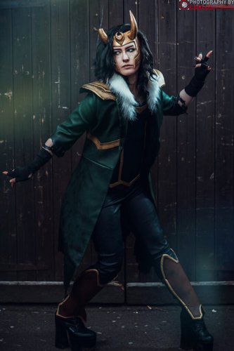 Apollo em cosplay de Loki