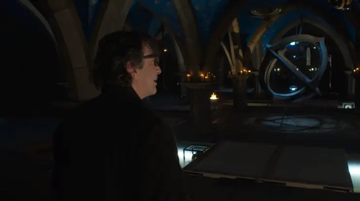 Neil Gaiman vendo uma das partes do castelo do Sonho