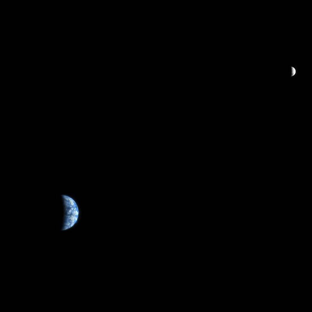 Terra e Lua observadas a partir da sonda Reconnaissance, que está orbitando o planeta vermelho.