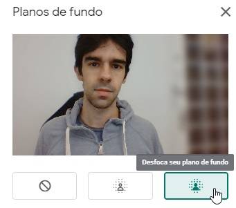 A opção de fundo desfocado borra os elementos do cenário.
