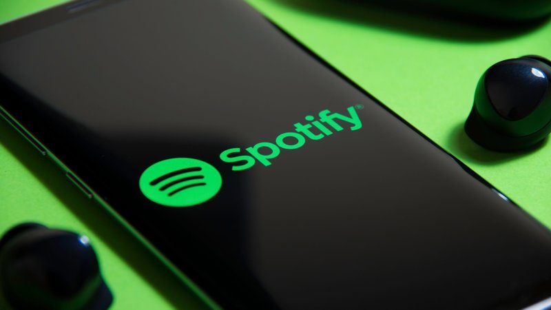 Os principais dispositivos da Samsung contarão com 3 meses gratuitos de Spotify Premium. (Fonte: Shutterstock, NextPit / Reprodução)