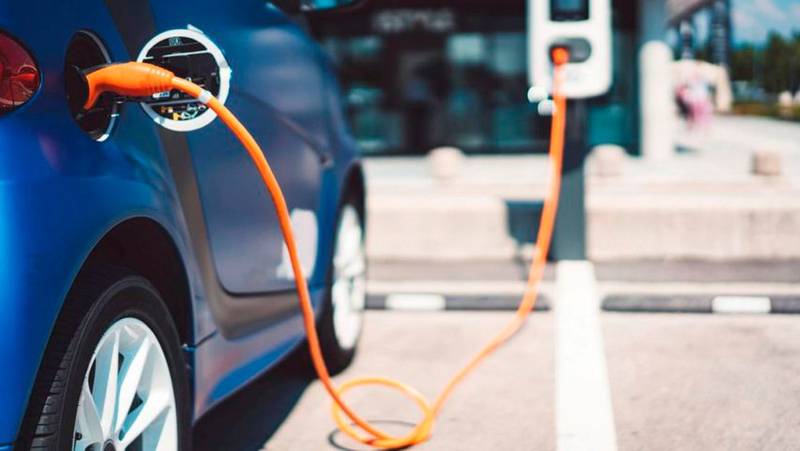 Recarga de bateria mais rápida pode ajudar na popularização dos elétricos.