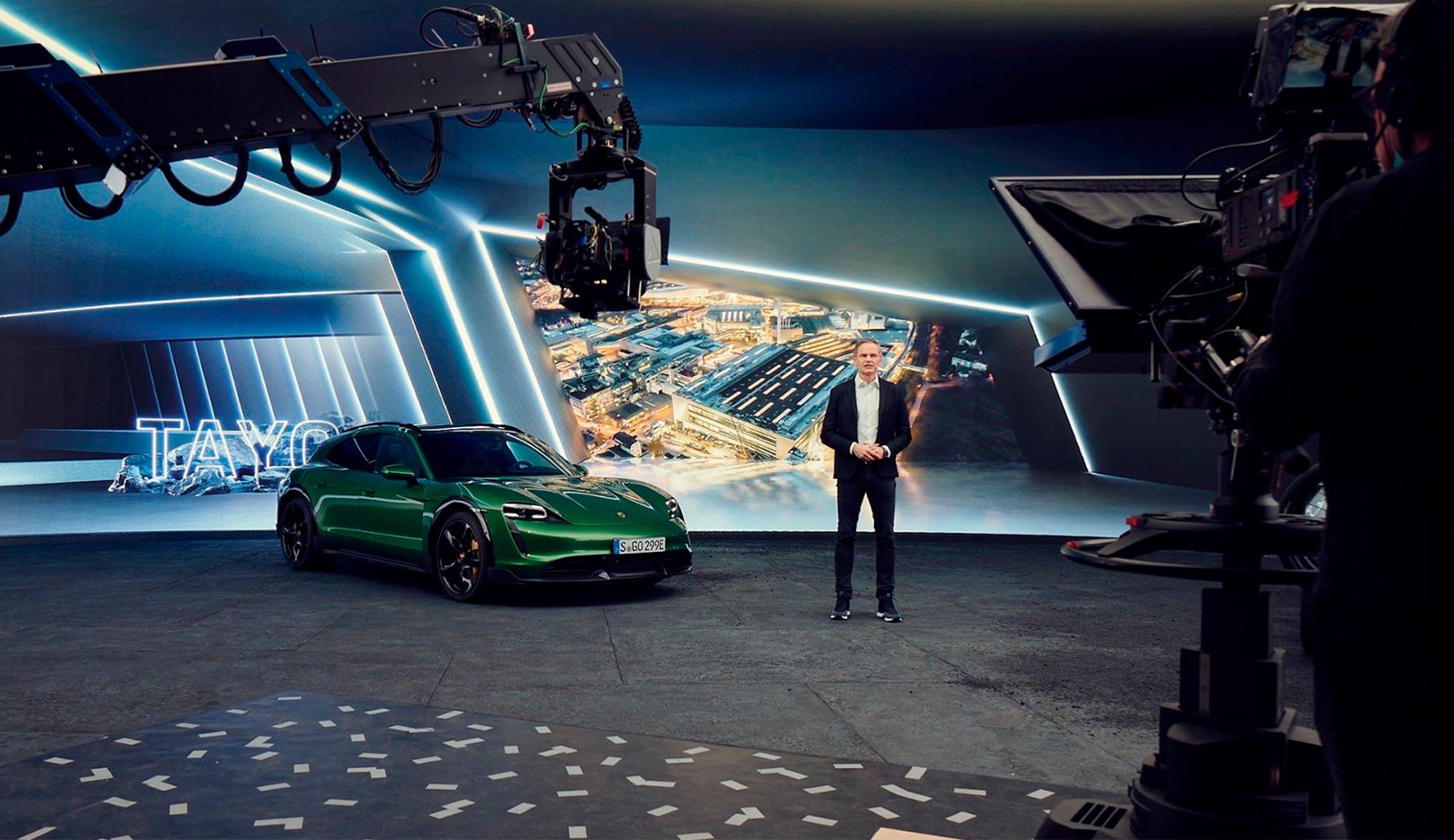Oliver Blume, CEO da Porsche, ao lado de um Taycan Turbo S Cross Turismo. Taycan foi a primeira série de carros elétricos da marca