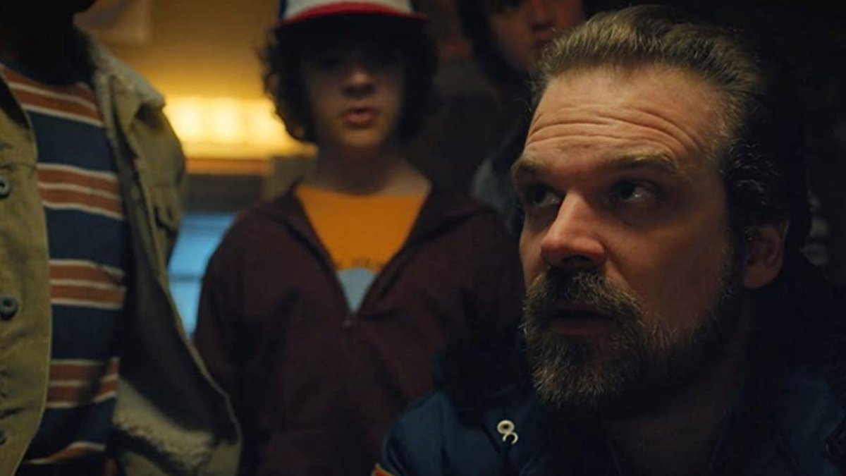 Stranger Things 4: novas fotos confirmam retorno de personagem