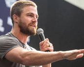 Stephen Amell, de Arrow, esclarece polêmica sobre discussão com esposa