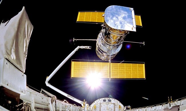 O Hubble foi colocado em órbita pelo ônibus espacial Atlantis, em 1990.