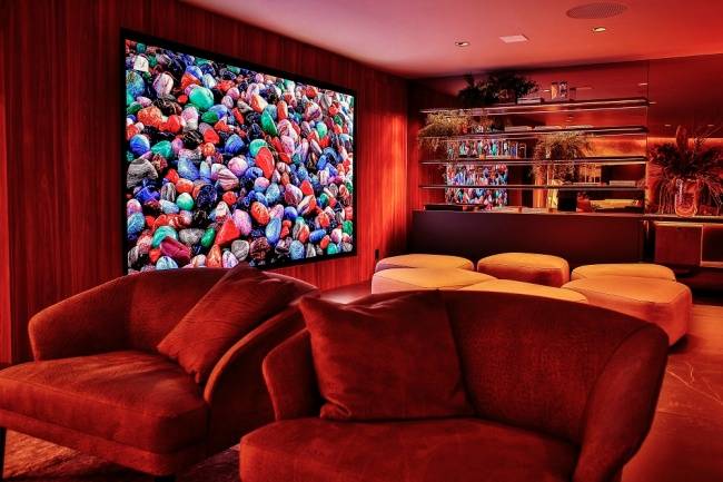 A tela gigante da Samsung possui tecnologia MicroLED e é ideal para montar um "cinema caseiro".