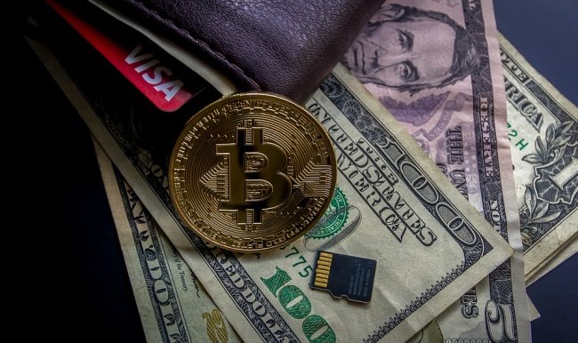 Os salvadorenhos poderão escolher entre bitcoins e dólares para pagar as compras.