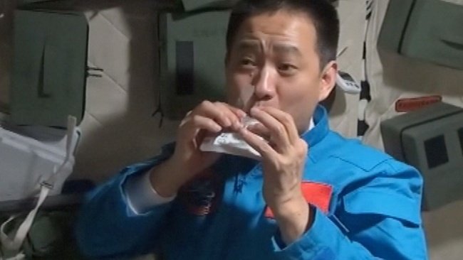 Os astronautas fazem várias refeições ao longo do dia.