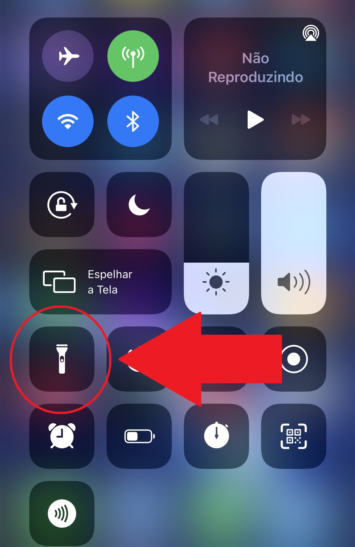 Na tela de botões de atalho do iPhone, aperte no símbolo da Lanterna