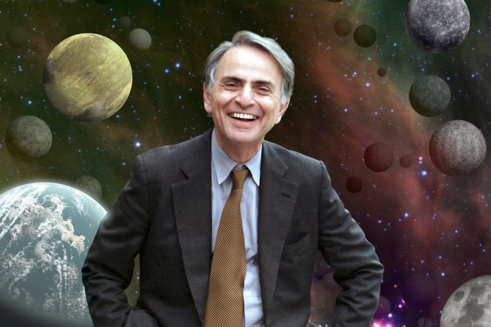 Carl Sagan foi um cientista, físico, biólogo, astrônomo, astrofísico, cosmólogo, escritor, divulgador científico e ativista norte-americano
