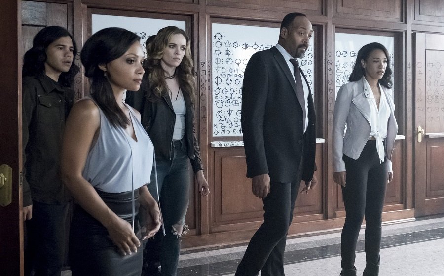 Danielle Panabaker, Jesse L. Martin, Candice Patton e outros membros do elenco em cena na 4ª temporada da série. (The CW/Reprodução)