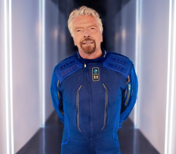 Branson no uniforme da companhia.