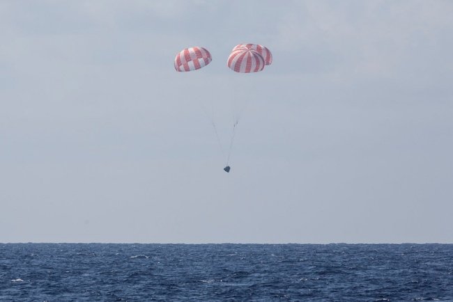 A nave terá o auxílio de paraquedas na descida, assim como em outras missões.