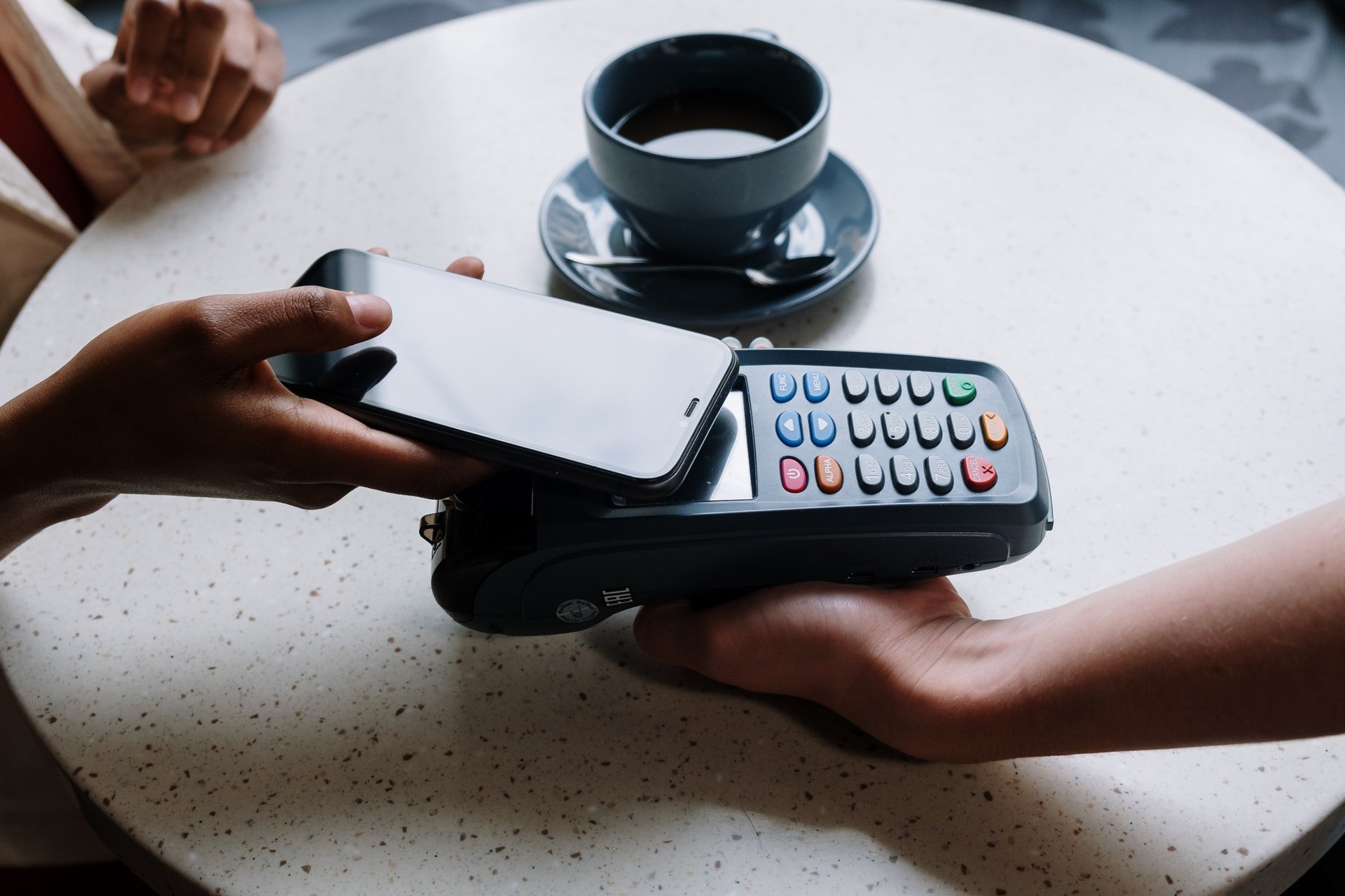 Pagamentos por meio de NFC podem ser encontrados em aplicativos como Google Pay e Apple Pay. (Fonte: Pexels)