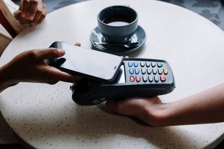 Pagamentos por meio de NFC podem ser encontrados em aplicativos como Google Pay e Apple Pay. (Fonte: Pexels)