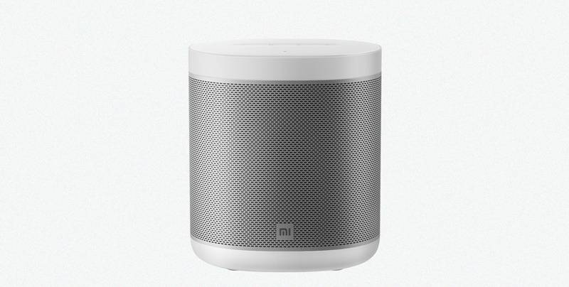 Esse speaker possui um acabamento metálico que envolve todo o produto.