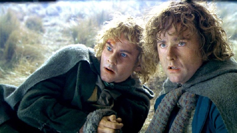 Dominic Monaghan como Merry à esquerda e Billy Boyd como Pippin à direita. (New Line Cinema/Reprodução)