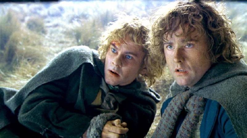 Dominic Monaghan como Merry à esquerda e Billy Boyd como Pippin à direita. (New Line Cinema/Reprodução)
