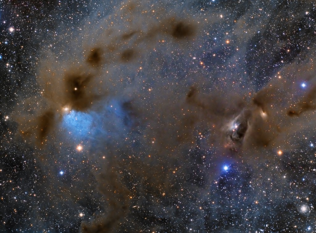 Estrelas jovens e grandes nuvens de poeira na nebulosa da Constelação de Touro. Aqui estrelas se formam, evoluindo ao longo de bilhões de anos, desde a adolescência estelar, até o final de suas vidas, variando em brilho e em massa.